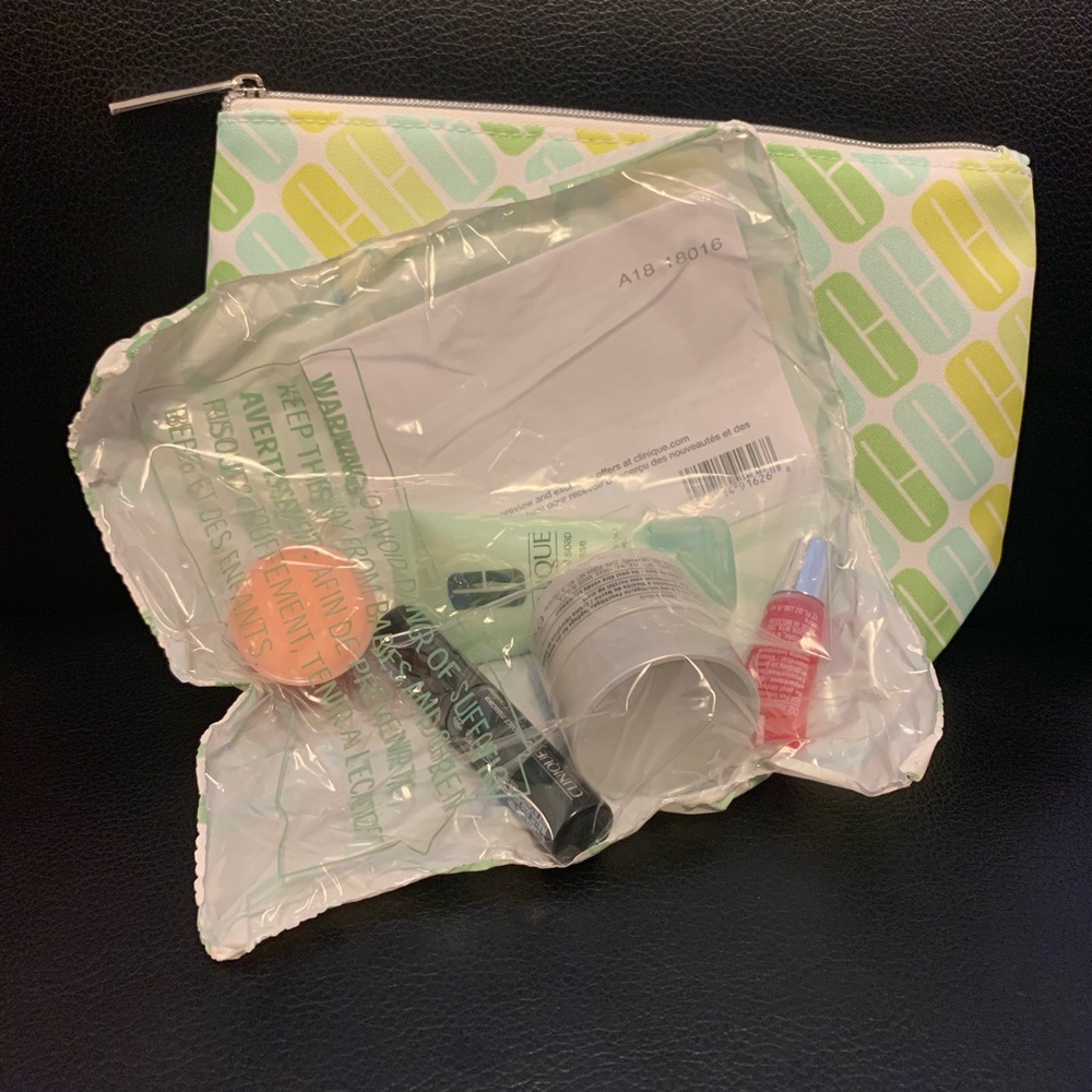 Clinique Gift Set with Bag - Picture 3 of 3